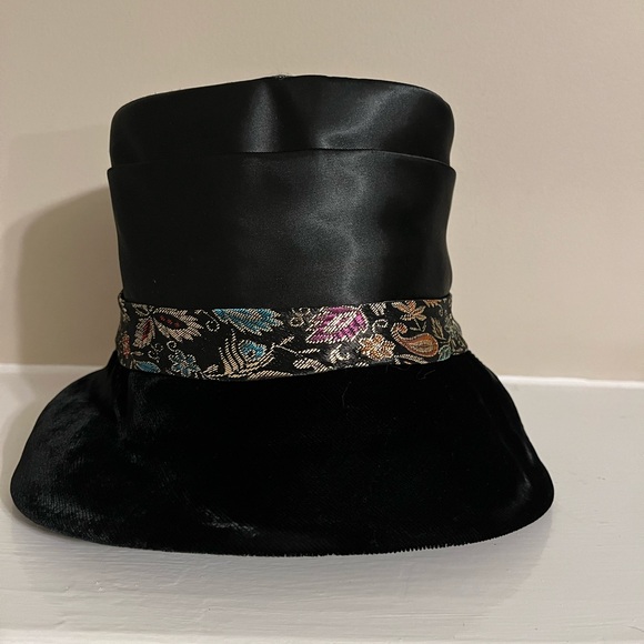 Vintage UNION MADE black satin tapestry cloche hat - Picture 2 of 6